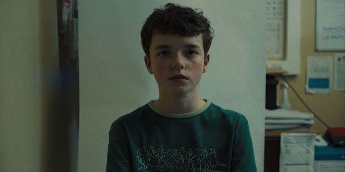 Owen Cooper v roli Jamieho Millera obviněného z vraždy spolužačky.