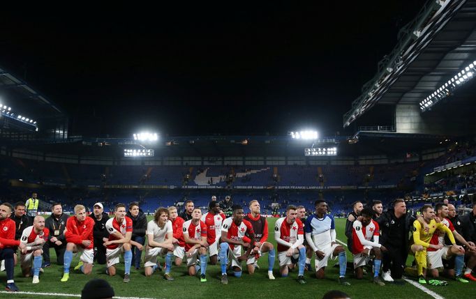 fotbal, odveta čtvrtfinále Evropské ligy, Chelsea - Slavia, děkovačka hráčů s fanoušky