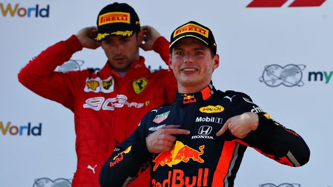Max Verstappen a  Charles Leclerc na stupních vítězů GP Rakouska 2019.