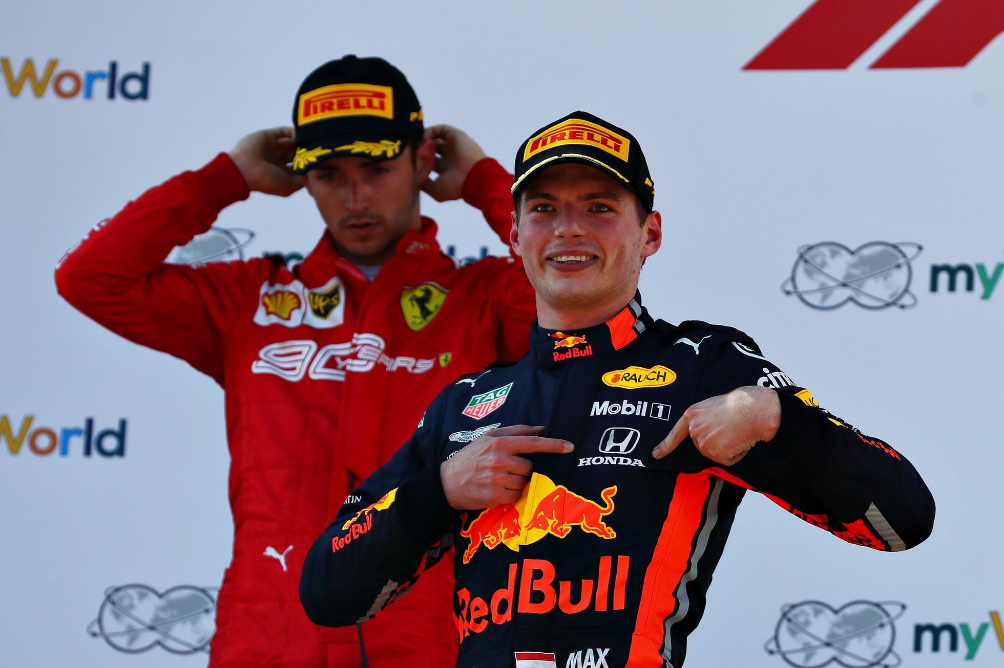 Max Verstappen a  Charles Leclerc na stupních vítězů GP Rakouska 2019