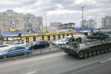 Ten samý den ráno začaly přesuny ukrajinské armády v Kyjevě. Městem zněly výstražné sirény, ukrajinská protivzdušná obrana i ruské rakety.