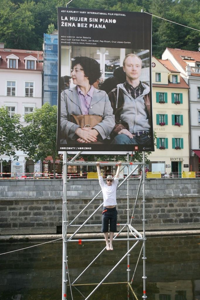 MFF Karlovy Vary - Jan Budař na sebe upozornil tak, že se zavěsil na lešení