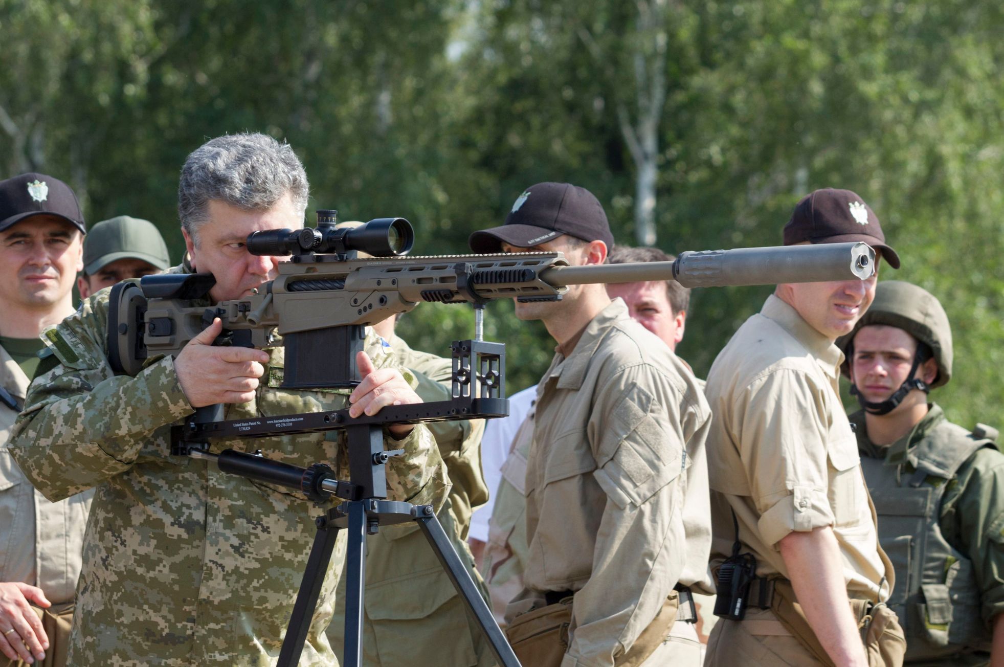 Petro Porošenko zkouší zbraně.