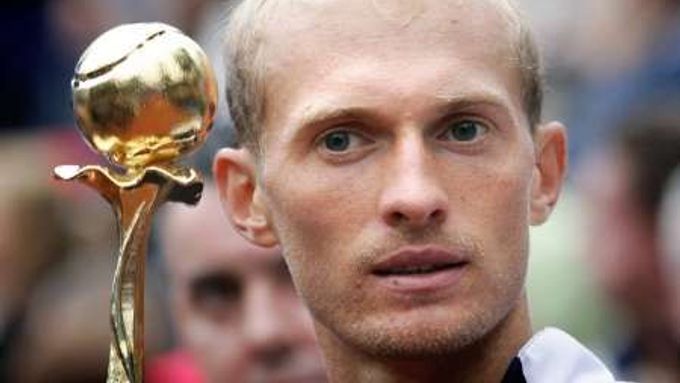 Nikolaj Davyděnko s trofejí pro vítěze turnaje v New Havenu.