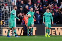 Vítězná série Arsenalu skončila kvůli dvěma penaltám. Chelsea nadělovala