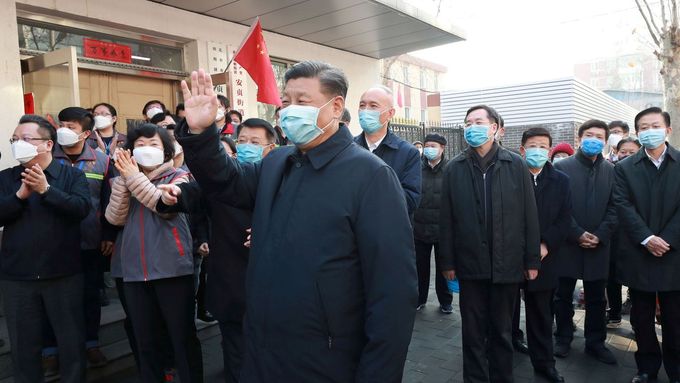 Čínský prezident Si Ťin-pching v roušce.