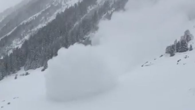 V mnoha lyžařských střediskách v Alpách hrozí laviny. Podívejte se na videa ze sociálních sítí