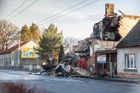 Trosky domu v Českých Budějovicích, kde uhořeli tři lidé, prohledával policejní pes