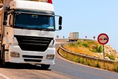 Západní země EU chtějí zakázat řidičům spánek v kamionech. Česko takový plán ostře odmítá