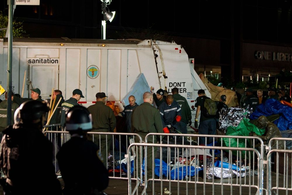 Policie rozhání účastníky hnutí Okupuj Wall Street 15. 11.