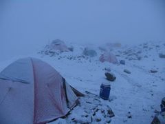 K2 bojuje se smělými dobyvateli nekonečným sněžením.