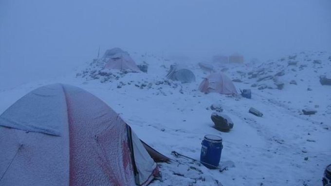 K2 bojuje se smělými dobyvateli nekonečným sněžením.