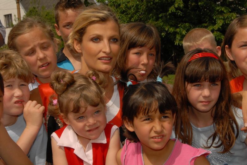 Tereza Maxová  s dětmi z dětského domova.