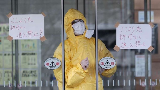V okolí kolabující elektrárny je kvůli radiaci vyhlášen stav nebezpečí. Přímo ve Fukušimě 1 zápolí s časem padesát odvážných techniků.