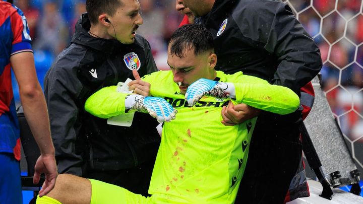 Strach o Jedličku. Plzeňského gólmana odnesli po děsivé ráně do hlavy; Zdroj foto: Tomáš Liška