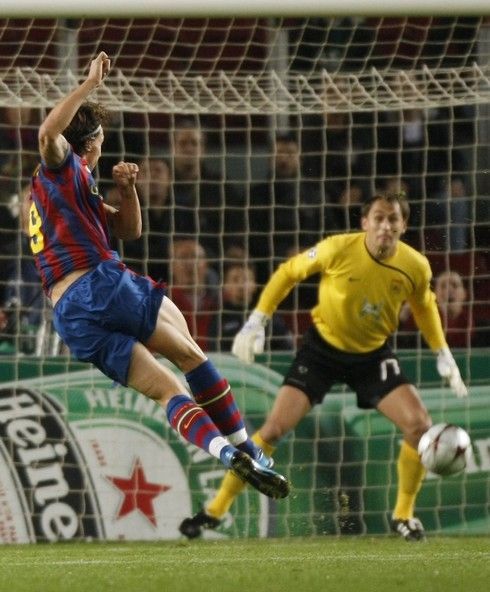 Zlatan Ibrahimovič se snaží ohrozit branku Kazaně