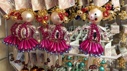 Nahlédli jsme do vánoční dílny. Tyto ozdoby vyrábějí jako jediní na světě