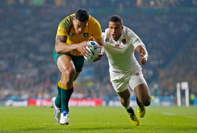 Israel Folau uniká Anthonymu Watsonovi