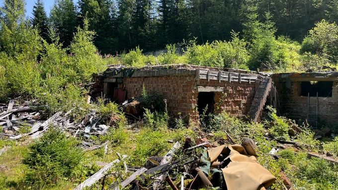 Zbořeniště po původní podnikové boudě ČSAD na Jeleních loukách, kde se má stavět (13. 8. 2025)