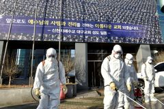 Žena mezi sektáře v Koreji roznesla koronavirus. Kult verbuje mladé dívky i v Česku