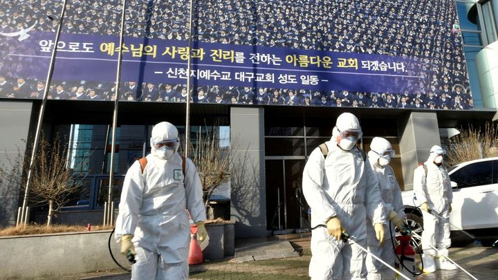 Mezi členy sekty v Koreji se rychle šíří koronavirus. Mladé dívky verbuje i v Česku