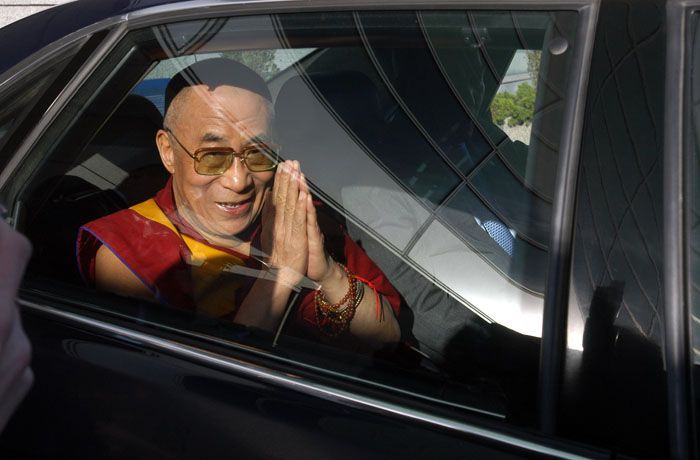 Dalajlama v autě po příletu do Prahy