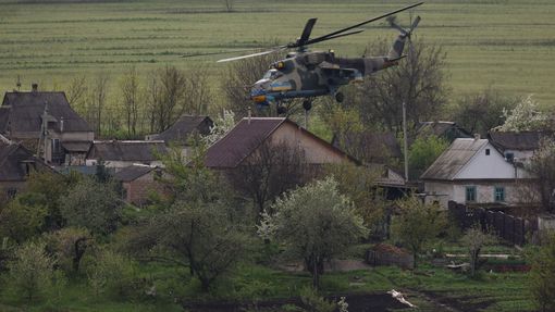 Ukrajinská vojenská helikoptéra nad vesnicí v Doněcké oblasti.