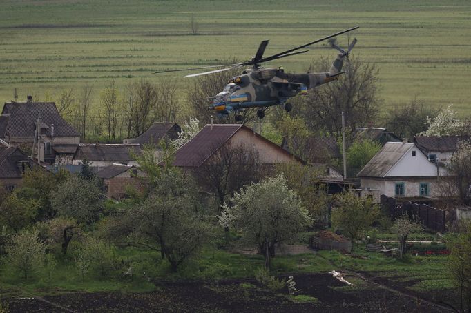 Ukrajinská vojenská helikoptéra nad vesnicí v Doněcké oblasti.