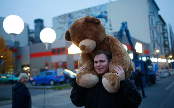 O víkendu se slavil nejen pád Berlínské zdi. Například tento muž koupil plyšového medvěda pro nově narozeného potomka svého kamaráda.