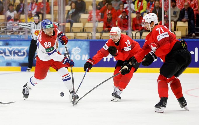 David Pastrňák, Dean Kukan a Jonas Siegenthaler v zápase MS 2025 Česko - Švýcarsko