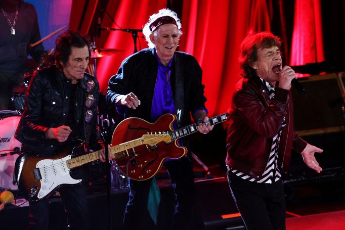 Ronnie Wood, Keith Richards a Mick Jagger při křtu alba v newyorském klubu.