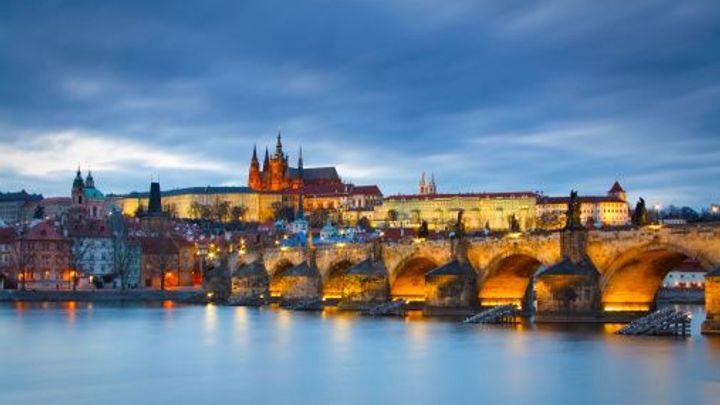 Fiala s chotí dorazili na novoroční oběd na Hrad, hlavním chodem je kančí kýta