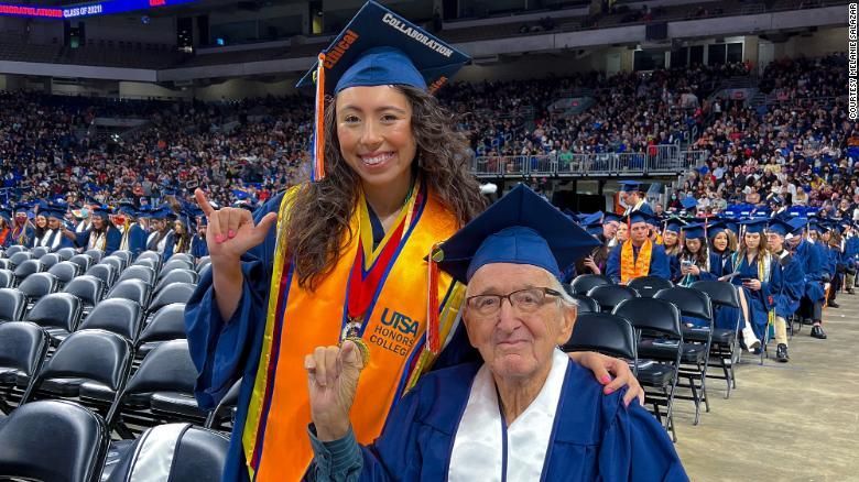 Třiadvacetiletá Melania Salazarová a osmaosmdesátiletý Rene Neira si loni před Vánoci společně převzali vysokoškolské diplomy.