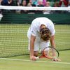 Americký tenista Mardy Fish je zklamaný po své chybě v utkání s Francouzem Jo-Wilfriedem Tsongou během osmifinále Wimbledonu 2012.