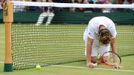 Americký tenista Mardy Fish je zklamaný po své chybě v utkání s Francouzem Jo-Wilfriedem Tsongou během osmifinále Wimbledonu 2012.