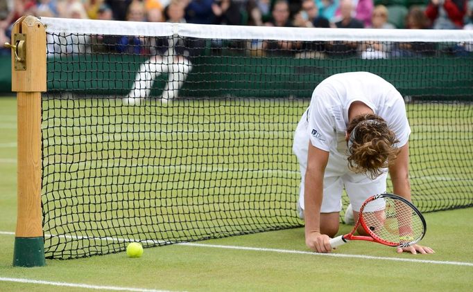 Americký tenista Mardy Fish je zklamaný po své chybě v utkání s Francouzem Jo-Wilfriedem Tsongou během osmifinále Wimbledonu 2012.