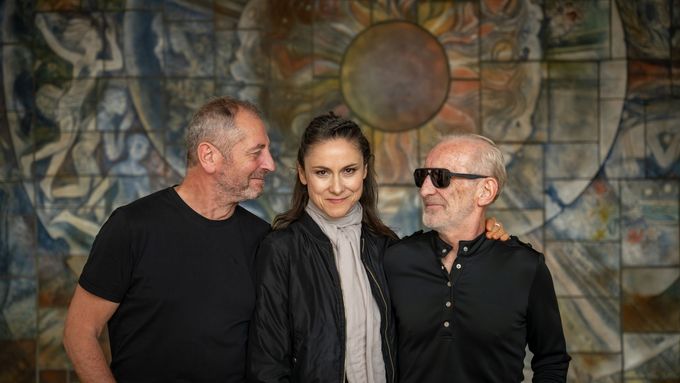 Skupina Čechomor natočila píseň Klevety spolu s Lenkou Dusilovou a Prague Philharmonia u příležitosti 25 let od vydání svého nejúspěšnějšího alba Proměny.