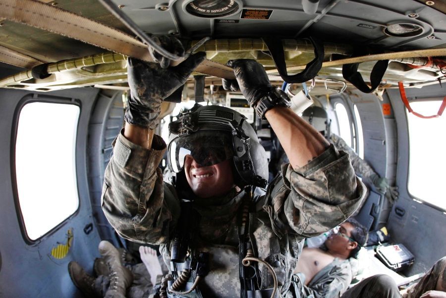 Nahlédněte mezi ostré hochy na základně U.S. Air Force v Kandaháru