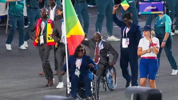 Mireille Ngangaová jako vlajkonoška konžské výpravy při zahájení pařížské paralympiády. Vlevo za ní její kolega Emmanuel Grace Mouambako, který během her rovněž zmizel