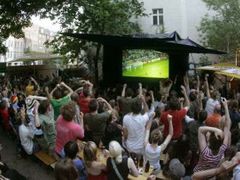 Němci sledují v zahradní restauraci přenos televize ARD ze zápasu Německo - Polsko.