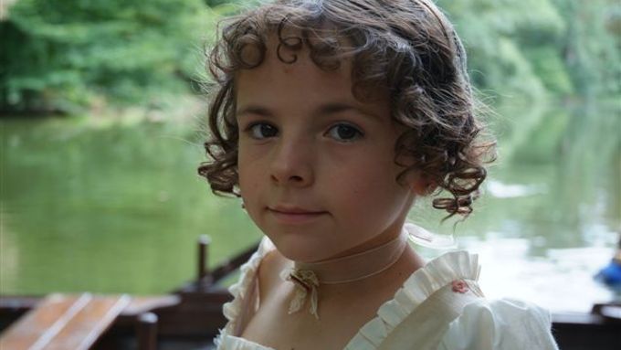 Hlavní dětskou roli má v seriálu Johanna Krtičková. Snímek je z pohádky Peklo s princeznou, kde si zahrála princeznu Anetku.