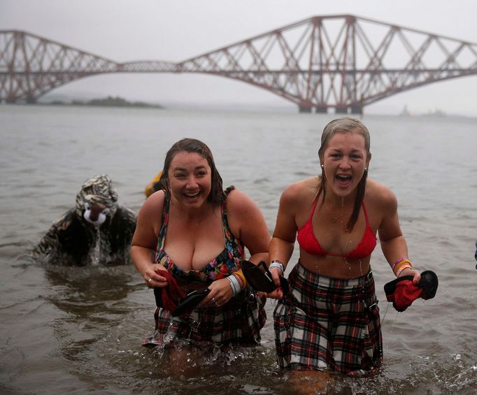 Novoroční plavkyně vylézají z vody ve skotském South Queensferry.