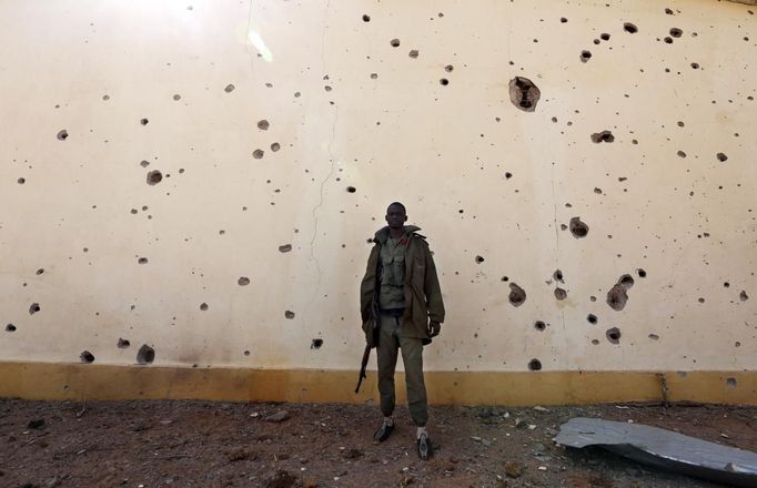 A Malian soldier stands near a wall with bullet holes in the recently liberated town of Konna January 26, 2013. REUTERS/Eric Gaillard (MALI - Tags: CIVIL UNREST CONFLICT MILITARY TPX IMAGES OF THE DAY) Published: Led. 26, 2013, 2:15 odp.