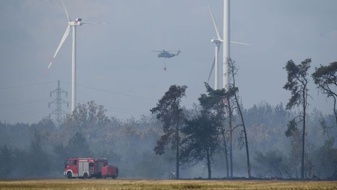 Lesní požár v Braniborsku na východě Německa.