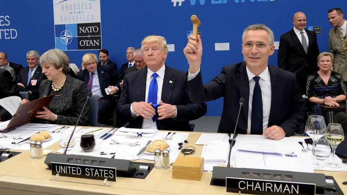 Jens Stoltenberg, Donald Trump a Theresa Mayová na summitu NATO v Bruselu.