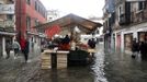 A fruit stand at a local market is seen in a flooded street during a period of seasonal high water in Venice November 1, 2012. The water level in the canal city rose to 140 cm (55 inches) above normal, according to the monitoring institute. REUTERS/Manuel Silvestri (ITALY - Tags: ENVIRONMENT SOCIETY) Published: Lis. 1, 2012, 1:01 odp.