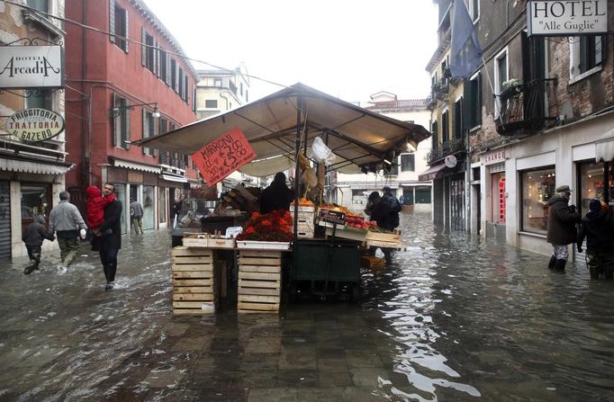 A fruit stand at a local market is seen in a flooded street during a period of seasonal high water in Venice November 1, 2012. The water level in the canal city rose to 140 cm (55 inches) above normal, according to the monitoring institute. REUTERS/Manuel Silvestri (ITALY - Tags: ENVIRONMENT SOCIETY) Published: Lis. 1, 2012, 1:01 odp.