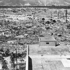 Pohled z nemocnice Červeného kříže v Hirošimě směrem na severozápad.
