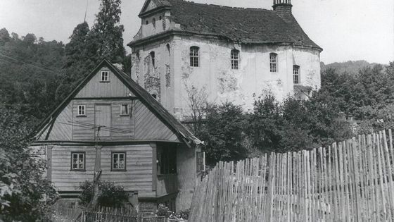 Ovečky v chrámu Páně, ruiny, svatostánky. Příběhy českých kostelů