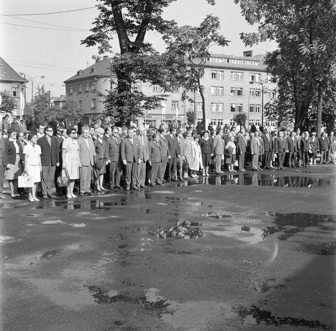 Návštěvníci výstavy Flora-Olomouc ve Smetanových sadech, 1967